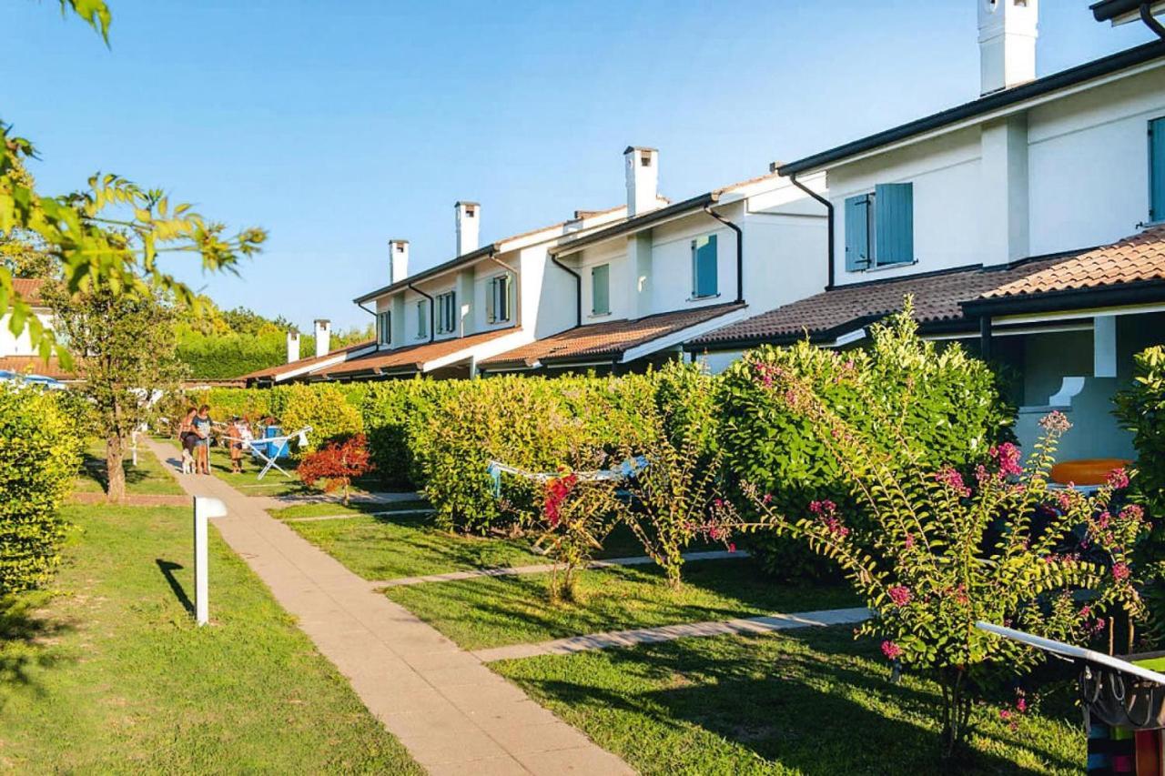 Terraced House In The Ca' Del Pino Holiday Complex With Communal Pool In 比比翁 外观 照片
