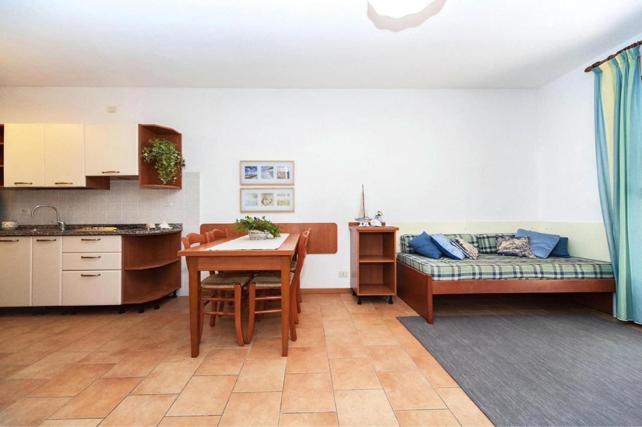 Terraced House In The Ca' Del Pino Holiday Complex With Communal Pool In 比比翁 外观 照片
